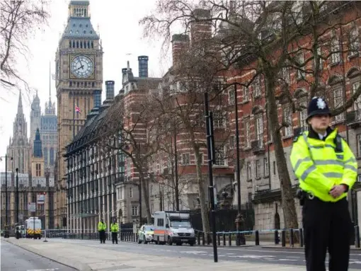  ?? (ge) ?? Police officers stand guard on Victoria Embankment following Wednesday’s attack