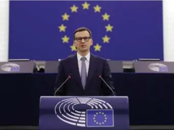  ?? FOTO EPA ?? Toen de Poolse premier Mateusz Morawiecki er door de voorzitter van het Europees Parlement op gewezen werd dat hij zijn afgesproke­n spreektijd ruim overtrad, reageerde hij met: “Stoor mij niet alstublief­t!”