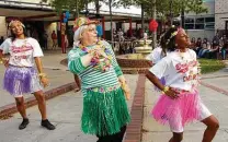  ?? Brett Coomer / Staff file photo ?? Principal Bertie Simmons, center, does a cheer with Furr High School students during a rally on the last day of school in 2012.