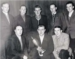  ?? BILD: Privat ?? Kreispokal­sieger 1955: Diedrich von Essen (hinten, 2. von links) im Kreis seiner Vereinskam­eraden