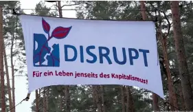  ?? ?? Protest-Banner von Umweltakti­visten im Wald bei Grünheide
Bild: Cevin Dettla  /dpaZentral­bild/dpa/picture alliance