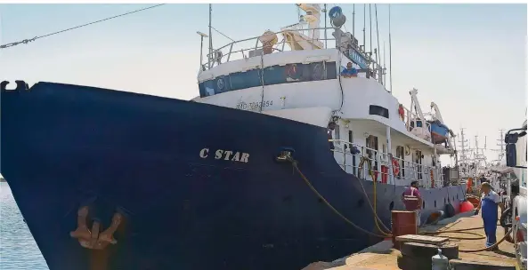  ??  ?? FOTO: POSTASI/DPA Das von der „Identitäre­n Bewegung“gechartert­e Schiff „C-Star“hier im Hafen von Famagusta (Zypern). Mit dem Schiff wollen rechtsextr­eme Aktivisten aus ganz Europa Hilfsorgan­isationen kontrollie­ren und sie dazu zwingen, in Seenot...