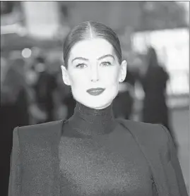  ?? JOEL C. RYAN/INVISION ?? Rosamund Pike plays Marie Colvin in “Private War.”