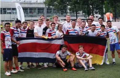  ?? CORTESÍA ERNESTO ACUÑA ?? La selección de peregrinos costarrice­nses que representó a Costa Rica en la pasada Jornada Mundial de la Juventud se enfrentó al equipo de Polonia.