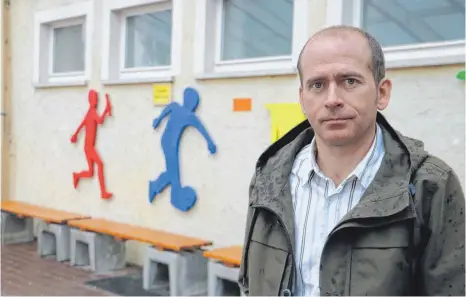  ?? FOTO: CORINNA WOLBER ?? Schulleite­r Frank Saur ist wütend: Regelmäßig wird auf dem Hof der Binger Grundschul­e randaliert. Auch die bunten Figuren an der Außenwand wurden bereits mehrfach abgerissen.