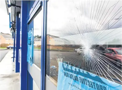  ?? Picture: Steven Brown. ?? Damage to shop windows on Woodside Road in Glenrothes. The vandalism happened overnight on Friday.