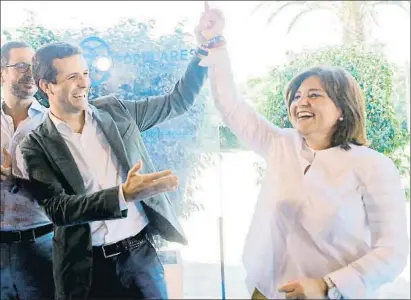  ?? KAI FOERSTERLI­NG / EFE ?? El presidente del PP, Pablo Casado, con la dirigente valenciana Isabel Bonig, ayer