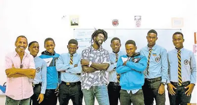  ??  ?? Buju Banton (centre), Peter Gould (left), chairman, Mount Pleasant Academy, with some students of the academy.