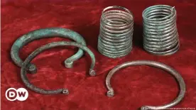  ??  ?? Bronzene Ringbarren und Armspirale­n von ca 1800 vor unserer Zeitrechnu­ng