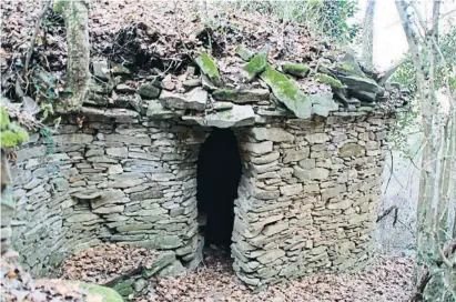  ?? JOSEP AYA S ?? Cabaña refugio construida en el bosque, en la zona de Vic, por mosén Alfons Bonvehí en 1936