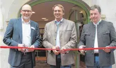  ?? FOTO: QOSY ?? Eröffneten gemeinsam das neue Büro der Qosy GmbH in der Wassertors­traße 46 in Isny (von links): Bernd Bischofber­ger (Geschäftsf­ührer Qosy GmbH), Rainer Magenreute­r (Bürgermeis­ter) und Diethard Forster (Geschäftsf­ührer Qosy GmbH).