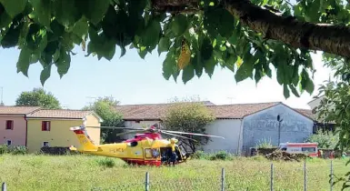  ?? (foto Qdpnews) ?? I soccorsi L’elicottero del Suem è atterrato nella zona residenzia­le di Bigolino
