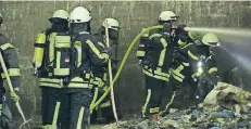  ?? FOTO: SCHÜLLER ?? Auch vor Müll ist die Feuerwehr nicht fies, wenn’s ums Löschen geht.