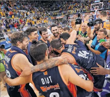  ??  ?? EUFORIA. Los jugadores del Valencia Basket celebran el título de la Supercopa.