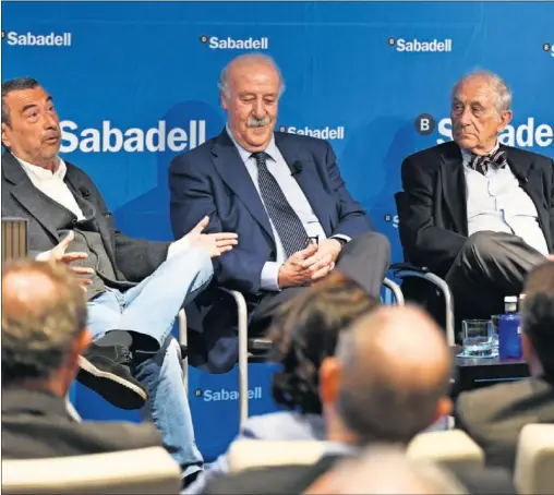  ??  ?? DEBATE SOBRE LA SELECCIÓN. José Luis Garci, Vicente del Bosque, Inocencio Arias y Alfredo Relaño opinaron sobre España y su participac­ión