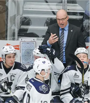  ?? PHOTO D’ARCHIVES, JEAN-FRANÇOIS DESGAGNÉS ?? L’entraîneur de l’océanic, Serge Beausoleil, n’a pu que constater les dégâts derrière le banc de son équipe, hier soir, à Shawinigan.