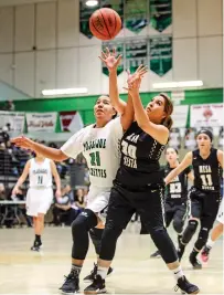  ?? GABRIELA CAMPOS/THE NEW MEXICAN ?? Pojoaque’s Ashten Martinez, left, and Mesa Vista’s Ashley Valdez reach for the ball Thursday in a first-round game of the Ben Luján Tournament in Pojoaque.