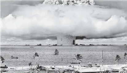  ??  ?? Am 25. Juli 1946 fand am Bikini-Atoll die sogenannte „Baker“-Explosion statt. Siebzig Jahre danach ist das Atoll immer noch so stark radioaktiv verseucht, dass an eine Besiedlung nicht zu denken ist.
