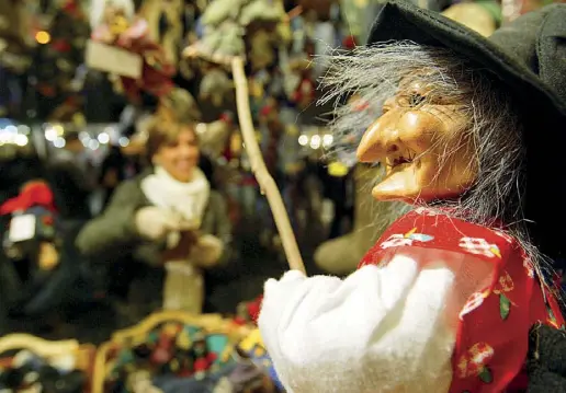  ??  ?? Tradizioni Due i momentiluo­ghi clou per la festa della Befana di sabato: il corteo in costume con carrozze e 1.300 figuranti lungo la Via della Conciliazi­one e il ritorno delle bancarelle di Piazza Navona