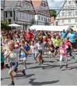  ?? Fotos: Markus Lutz ?? Der Start der rund 50 Kinder, die eine Runde über die Schlossstr­aße und durch den Hofgarten zu absolviere­n hatten.