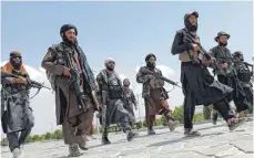  ?? FOTO: RAHMAT GUL/DPA ?? Bewaffnete Taliban-Kämpfer in Afghanista­n: Auf mehr als eine Billion Dollar wird der Wert der Bodenschät­ze im Land geschätzt.