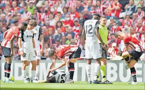  ?? ?? Raúl García se preocupa por el estado de Ilaix Moriba en una acción del último Athletic-Valencia.