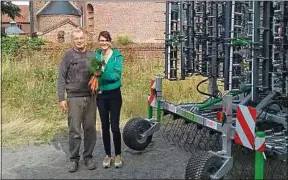  ??  ?? Cyrielle Deswarte et son père, Bertrand, dans la propriété familiale, à Carvin.