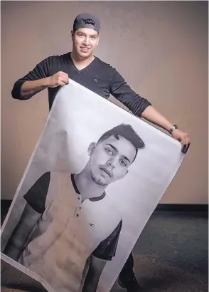  ?? ROBERTO E. ROSALES/JOURNAL ?? Diego Hernandez holding another student’s portrait that will be displayed outside La Academia de Esperanza.