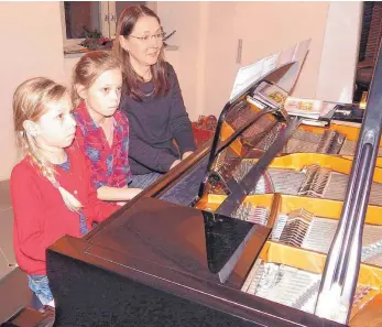  ?? FOTO: KURT ZIEGER ?? Maggie Müller (links) und ihre Schwester Sophie luden mit ihrer Lehrerin sechshändi­g in Zukowskis Weihnachts­bäckerei ein.