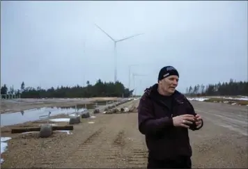  ?? ?? Kristian Grant viser rundt på Østerild Testcenter.