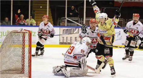  ?? RP-FOTO: ACHIM BLAZY ?? Drin ist er! Simon Klemmer brachte die Ice Aliens nach dem 1:2-Rückstand mit dem 2:2 gegen Herford in die Partie zurück.