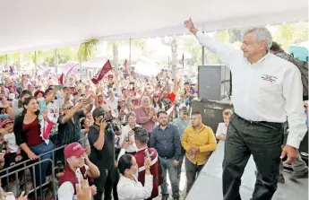  ??  ?? Un día antes del debate en Tijuana, López Obrador se dio tiempo para encabezar tres actos masivos en el sur de Jalisco, donde rechazó que su estado de salud esté en riesgo y aseguró que hace seis meses no visita al médico.