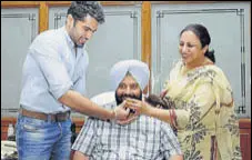  ??  ?? Sukhbinder Singh Sarkaria with his family in his office after taking charge as a minister at the Punjab secretaria­t in Chandigarh.