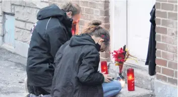  ?? PHOTOS AGENCE QMI, PASCAL GIRARD, ET JONATHAN TREMBLAY ?? Johakim Jasenovic et Delilah Riddell pleuraient hier après-midi, la jeune Simone Laforme-Jasenovic, morte dans un incendie tôt hier matin, à Montréal (photo du haut).