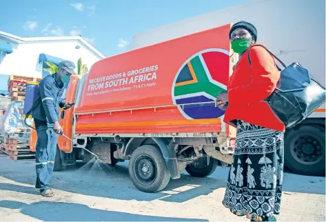  ?? Picture: Reuters ?? PICK-UP POINT. A woman arrives to collect groceries from a Malaicha warehouse during a nationwide lockdown in Harare, Zimbabwe, recently. Malaicha is an app which acts like a version of food remittance­s, allowing people in South Africa to order groceries for delivery in Zimbabwe.