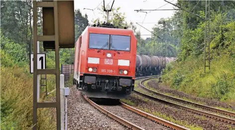  ?? FOTO: U. SCHÜTZ (ARCHIV) ?? Krachmache­r bei Tag und Nacht – Güterzug auf der Bahnstreck­e Alkenrath. Anwohner fühlen sich gestört.
