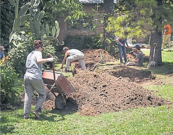  ?? (GENTILEZA GABRIELA HALAC) ?? En el patio de la casa. En enero pasado, integrante­s del Equipo Argentino de Antropolog­ía Forense guiaron la recuperaci­ón.