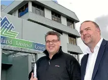  ?? JOHN HAWKINS/FAIRFAX NZ 633267639 ?? New Southland district councillor­s Nick Perham and Darren Frazer are keen to bring a fresh perspectiv­e to the council.