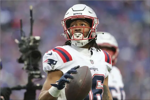  ?? JOSHUA BESSEX — THE ASSOCIATED PRESS ?? New England Patriots wide receiver Jakobi Meyers (16) watches a replay screen during the first half of an NFL football game against the Buffalo Bills on Sunday, Jan. 8, 2023, in Orchard Park, N.Y.