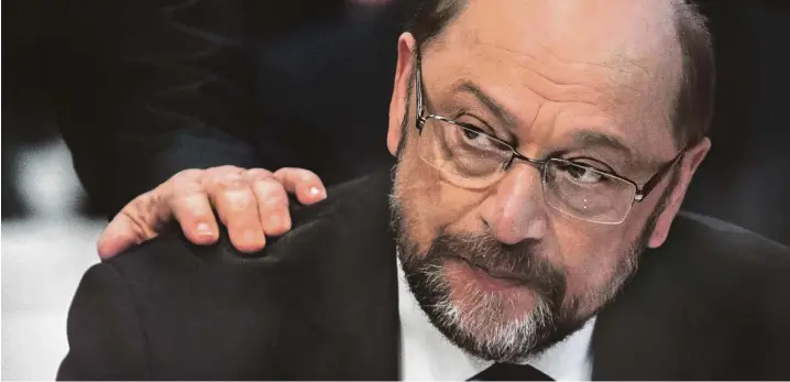  ?? Foto: Lukas Schulze, Getty Images ?? Dem SPD Vorsitzend­en Martin Schulz sind die Anstrengun­gen der letzten Wochen deutlich anzusehen. Auch für seine Rede auf dem Parteitag bekommt er nur müden Beifall.