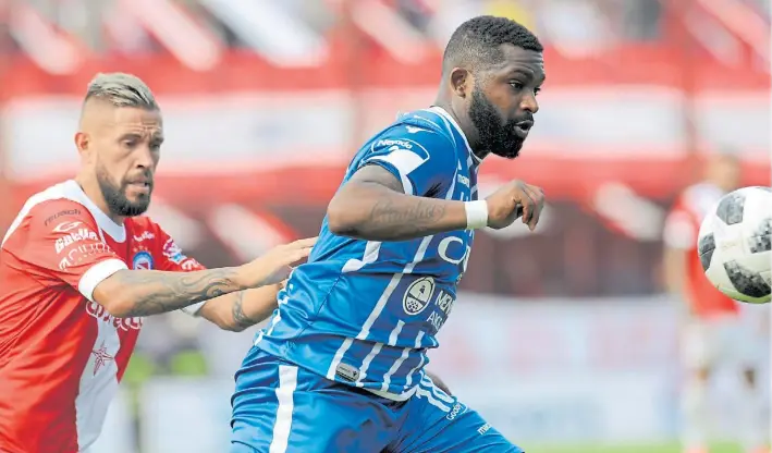  ?? FERNANDO DE LA ORDEN ?? Hombre fuerte de área. El rendimient­o del uruguayo García explica en buena medida la espectacul­ar campaña de Godoy Cruz. Torrén padeció con el delantero.