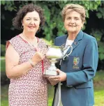  ??  ?? Suzanne Corcoran (Portumna) winner of the Irish Senior Womens Close Championsh­ip 2018 ILGU President Vonnie Noonan. Picture: Jenny Matthews