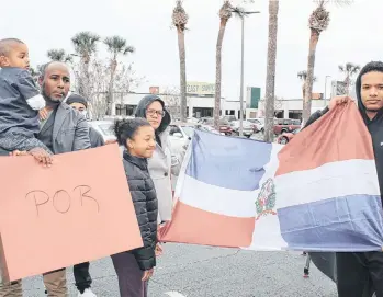  ?? ROXANA DE LA RIVA / LA PRENSA ?? Dominicano­s en Orlando protestaro­n por la suspensión de las elecciones municipale­s en República Dominicana.