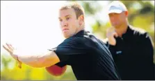  ?? Photos by Chip Litherland for USA TODAY ?? Learning the ropes: Ryan Tannehill throws March 13 as Weinke watches.
