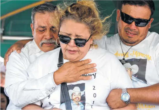  ?? Godofredo A. Vásquez / Houston Chronicle ?? Jesús Guillén (izq.), su esposa Rita y su hijo Roberto lloran mientras el féretro con los restos de Alonso recibe sepultura en el cementerio Whitehouse de Lufkin.