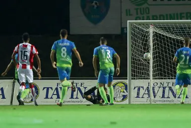  ??  ?? Il posticipo Il gol di Stefano Giacomelli che al Turina di Salò ha aperto dopo soli due minuti la partita per il Vicenza