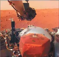  ??  ?? 火星探測器「洞察號」傳回聲光信號，使人類能首次聽到火星­上的風聲。 (Getty Images)