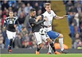  ??  ?? Manuel lanzini marcó el segundo gol de la selección pampera para derrotar a italia