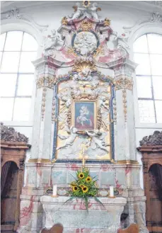  ?? FOTOS: JULIA MARRE ?? Mit einer Kopie des berühmten Gnadenbild­es von Lucas Cranach dem Älteren ist der Mariahilf-Altar an der Nordseite ausgestatt­et. Der italienisc­he Maler Giulio Benso hat die Kopie angefertig­t.