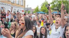  ?? ARCHIVFOTO: RAU ?? Großer Jubel damals beim Public Viewing in Laichingen auf dem „Platz ohne Namen“.